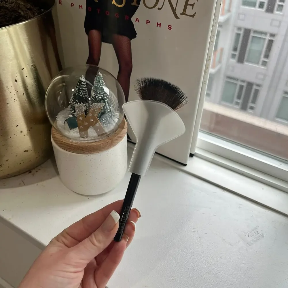NEW Laura Mercier Fan Powder Brush